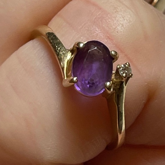 American Vintage Jewelry - Vintage 14kt Yellow Gold Amethyst & Clear Stone Ring -
Size 6
Good condition